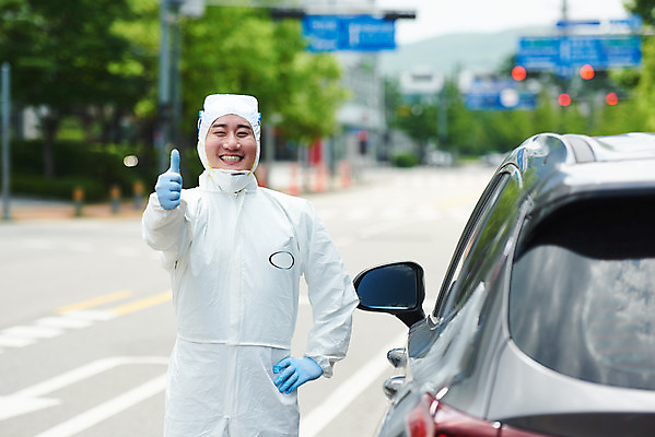 포토 JPG 주간 남자 허리손 자동차 마스크 한명 미소 상반신 성인 야외 앞모습 30대 파이팅 한국인 의료진 엄지손가락 최고 사회이슈 검사_조사 성인남자한명만 드라이브스루 방역복 턱스크 국내포토 자연요소 직업 1 옷 육상교통 뷰포인트 포즈 컨셉 손가락 의학 모션 표정 사람 동양인 장년 방역 합성어 남자한명만 성인남자만 파일형식