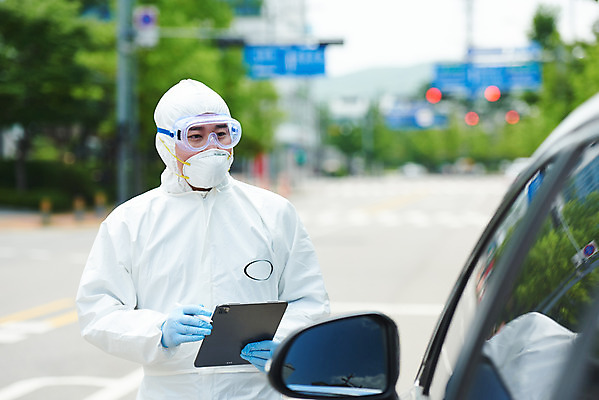 포토 JPG 주간 남자 자동차 마스크 한명 상반신 성인 야외 앞모습 30대 태블릿 한국인 의료진 사회이슈 검사_조사 성인남자한명만 드라이브스루 방역복 국내포토 자연요소 직업 1 옷 육상교통 뷰포인트 컨셉 의학 사람 동양인 장년 전자제품 스마트기기 방역 남자한명만 성인남자만 파일형식