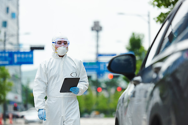 포토 JPG 주간 남자 자동차 마스크 한명 들기 상반신 성인 야외 앞모습 30대 태블릿 한국인 의료진 사회이슈 검사_조사 성인남자한명만 드라이브스루 방역복 국내포토 자연요소 직업 1 옷 육상교통 뷰포인트 컨셉 의학 모션 사람 동양인 장년 전자제품 스마트기기 방역 남자한명만 성인남자만 파일형식