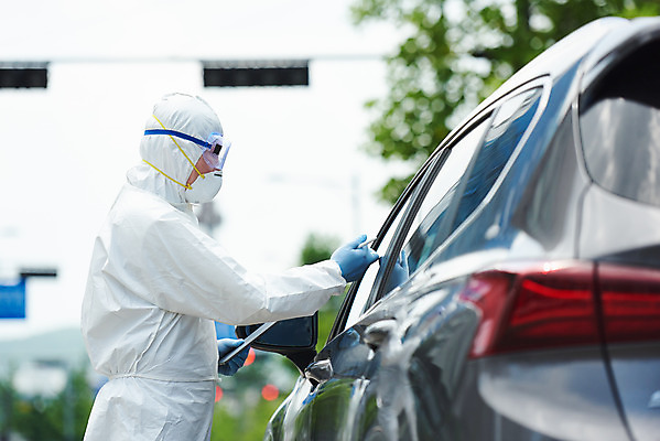 포토 JPG 주간 남자 자동차 마스크 한명 들기 상반신 성인 야외 옆모습 30대 한국인 의료진 사회이슈 검사_조사 성인남자한명만 드라이브스루 방역복 국내포토 자연요소 직업 1 옷 육상교통 뷰포인트 컨셉 의학 모션 사람 동양인 장년 방역 남자한명만 성인남자만 파일형식