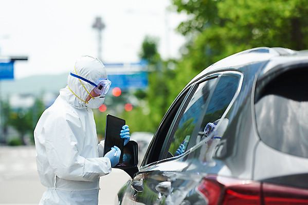 포토 JPG 주간 남자 자동차 마스크 한명 들기 상반신 성인 야외 옆모습 30대 태블릿 한국인 의료진 사회이슈 검사_조사 성인남자한명만 드라이브스루 방역복 국내포토 자연요소 직업 1 옷 육상교통 뷰포인트 컨셉 의학 모션 사람 동양인 장년 전자제품 스마트기기 방역 남자한명만 성인남자만 파일형식