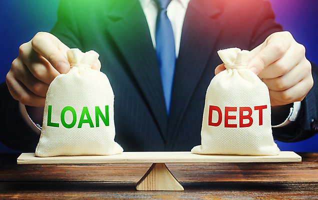 포토 JPG 해외이미지 남자 컨셉 돈 저울 한명 상반신 성인 앞모습 금융 경제 잡기 비즈니스맨 자루 대출 빚 수평저울 성인남자한명만 해외202009 해외포토 1 뷰포인트 비즈니스 모션 사람 직장인 재산 남자한명만 성인남자만 파일형식