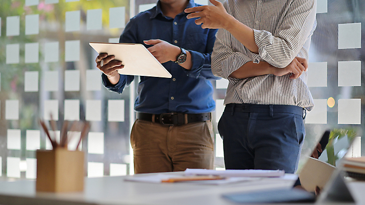 포토 JPG 해외이미지 백인 직업 응시 여자 행복 컨셉 2 비즈니스 사업가 통신 협력 직장 함께함 대화 사람 앉기 동양인 인종 성인 사람없음 노트북 사무실 알약 디지털 가리킴 잡기 업무 작업 비즈니스맨 그룹 토론 책상 동료 리더 다민족 섞기 프로젝트 해외202009 해외포토 서양인 시선 남자 감정 가구 회사 관계 모션 말하기 손짓 전자제품 약 직장인 파일형식