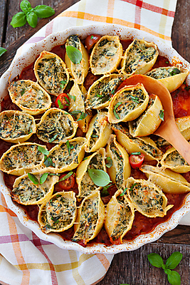 포토 JPG 해외이미지 음식 토마토 채소 치즈 파스타 사람없음 세로 시골 신선 면 맛 허브 가득함 레시피 시금치 바질 토마토소스 캐서롤 맛있는 리코타치즈 해외202009 해외포토 식물 컨셉 유제품 서양음식 용기_그릇 소스_음식 파일형식