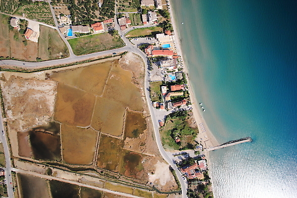 포토 JPG 해외이미지 섬 비행기 안테나 사람없음 여름 헬리콥터 그리스 휴양지 그리스인 대패 해외202009 해외포토 서양인 계절 유럽 통신 항공교통 대중교통 장소 파일형식