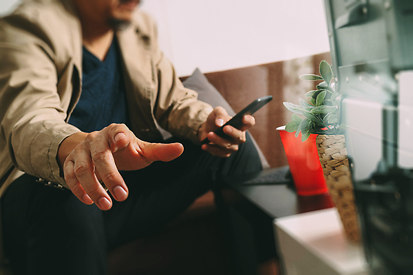 포토 JPG 해외이미지 남자 탁자 한명 들기 앉기 상반신 성인 옆모습 스마트폰 손뻗기 프리랜서 성인남자한명만 해외202009 해외포토 직업 1 뷰포인트 가구 모션 사람 핸드폰 스마트기기 남자한명만 성인남자만 파일형식