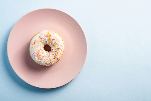 포토 JPG 해외이미지 1 접시 디자인 음식 분홍색 다이어트 디저트 패스트푸드 사람없음 파란색 컬러풀 케이크 축제 빵집 튀김 흰색 신선 원형 도넛 달콤 맛 아침식사 설탕 굽기 먹기 뿌리기 크림 싱글 반죽 칼로리 바닐라 페스츄리 해로움 카피스페이스 미니멀리스트 프로스팅 미니멀 맛있는 해외202009 해외포토 도형 식기 빵 컬러 컨셉 모션 건강 상점 식사 공백 인스턴트 구이 제빵 파일형식