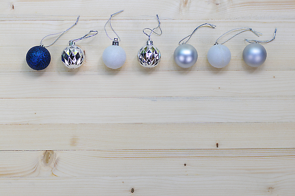 포토 JPG 해외이미지 디자인 계절 백그라운드 컨셉 크리스마스 겨울 공 휴가 새로움 새해 기념 사람없음 목재 장식 파란색 빛 장난감 우주 축제 수확 흰색 시골 축하 인사 소나무 원형 은색 12월 연도 오브젝트 여의주 해외202009 해외포토 도형 나무 기념일 컬러 농업 재료 예절 날짜 파일형식