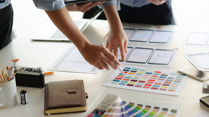 포토 JPG 해외이미지 직업 디자인 컨셉 인터넷 비즈니스 모바일 설계 세포 사람없음 그래픽 스마트폰 핸드폰 사무실 웹 업무 괴짜 어플리케이션 계획 디자이너 땅 스케치 책상 분석 레이아웃 뼈대 UI 개발 경영 인터페이스 프로그래밍 프로젝트 목업 와이어프레임 사용자 셀룰러 해외202009 해외포토 가구 미술 전자제품 스마트기기 작업 파일형식