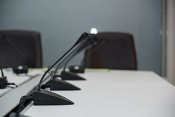 포토 JPG 해외이미지 직업 디자인 종이 백그라운드 의자 회사 비즈니스 통신 탁자 회의 실내 이벤트 사람없음 내부 목재 빛 사무실 우주 금속 스크린 소리 방 흰색 업무 홀 발표 고급 토론 강의 마이크 오브젝트 부름 일반 목소리 세미나 스타일 해외202009 해외포토 나무 컬러 음향기기 가구 컨셉 재료 모션 재질 공간 작업 파일형식