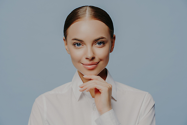 포토 JPG 해외이미지 백인 모델 직업 응시 옷 여자 얼굴 포즈 백그라운드 셔츠 비즈니스 성공 한명 서기 사람 치료 파란색 약 터치 흰색 표현 업무 비즈니스우먼 자신감 우아함 만족 슛 외과 턱 경영 고립 해외202009 해외포토 서양인 1 시선 감정 컬러 컨셉 상의 의학 모션 병원 신체부위 작업 직장인 파일형식