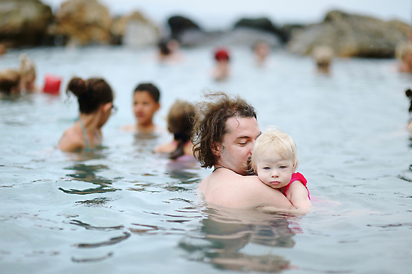 포토 JPG 해외이미지 백인 어린이 바다 여행 2 가족 자연 휴가 수영장 따뜻함 사람 앉기 풍경 성인 야외 두명 물 여행객 스파 목욕 봄 바위 뜨거움 아빠 작음 그리스 화산 슛 암초 그리스인 걸음마 스플래쉬 해외202009 해외포토 자연요소 서양인 계절 유럽 관계 모션 산 청결 돌_바위 크기 생태계 파일형식