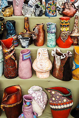 포토 JPG 해외이미지 모양 전통 식기 접시 디자인 문화 조각 패턴 기술 미술 사람없음 장식 컵 컬러풀 갈색 페인트 수확 시골 조끼 업무 항아리 도자기 사발 냄비 공예 오브젝트 기념품 점토 토기 루마니아 수공예 옛날 트란실바니아 핸드메이드 해외202009 해외포토 유럽 컬러 무늬 농업 문화예술 취미 외투 작업 용기_그릇 사기그릇 솥 파일형식