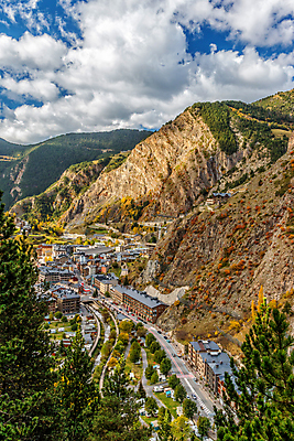 포토 JPG 해외이미지 나무 식물 계절 공원 문화 자연 하늘 산 주택 풍경 사람없음 야외 초록색 여름 파란색 햇빛 마을 맑음 어둠 일몰 봄 전원 시골 스페인 땅 언덕 장면 내추럴 수평선 해외202009 해외포토 공공시설 유럽 컬러 날씨 건물 태양 노을 전기에너지 생태계 파일형식