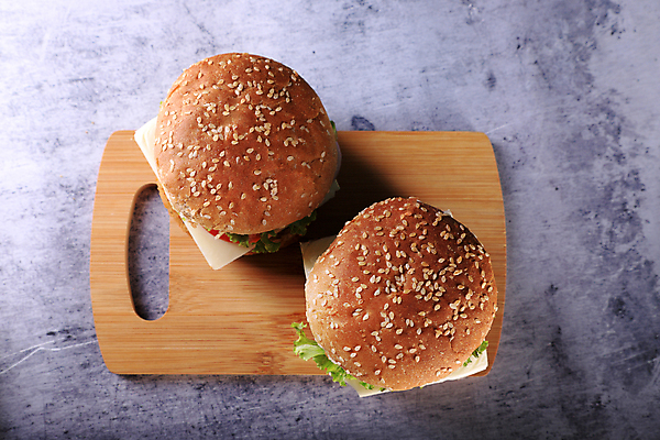 포토 JPG 해외이미지 음식 2 치즈 패스트푸드 요리 씨앗 사람없음 목재 식사 저녁식사 회색 햄버거 신선 폐기물 정상 속도 질감 깨 점심식사 번 맛있는 해외202009 해외포토 나무 식물 빵 컬러 식재료 재료 유제품 조미료 인스턴트 쓰레기 파일형식