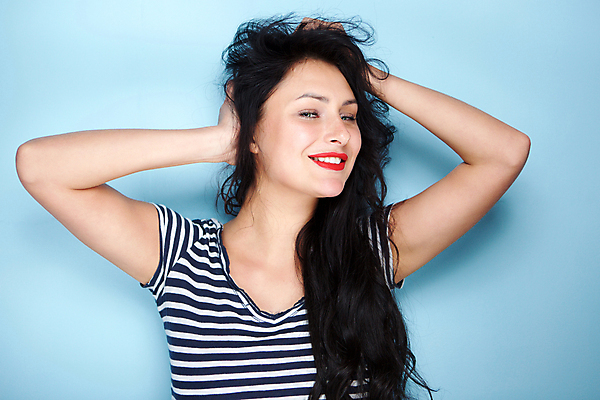 포토 JPG 해외이미지 백인 모델 1 라이프스타일 손 응시 여자 행복 얼굴 벽 백그라운드 한명 서기 사람 성인 옆모습 파란색 유행 자유 흰색 표현 시원함 고립 진짜 특별함 스타일 해외202009 해외포토 서양인 시선 감정 뷰포인트 컬러 컨셉 모션 생활 신체부위 파일형식