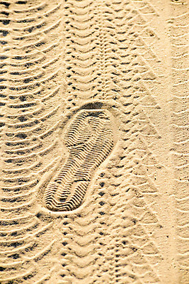 포토 JPG 해외이미지 길 모래 여행 신발 자국 자동차 자연 부츠 사람없음 모래사장 자전거 산책 하이킹 사막 저녁 인쇄 발자국 낟알 묘사 질감 단계 땅바닥 방법 선로 양발 자취 각인 해외202009 해외포토 육상교통 바다 레저 휴식 바닥 바이크 야간 생태계 파일형식