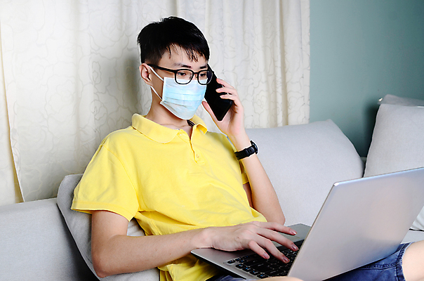 포토 JPG 해외이미지 응시 비즈니스 주택 마스크 한명 들기 사람 앉기 상반신 옆모습 노트북 스마트폰 소파 업무 통화 재택근무 프리랜서 성인남자한명만 코로나바이러스 포스트코로나 해외202009 언택트 온택트 델타변이바이러스 위드코로나 해외포토 직업 1 시선 뷰포인트 의자 모션 건물 전자제품 핸드폰 스마트기기 작업 바이러스 사회이슈 남자한명만 성인남자만 파일형식