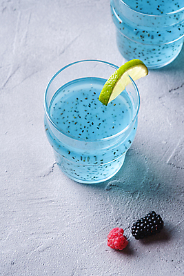 포토 JPG 해외이미지 조각 잔 사람없음 파란색 칵테일 레몬 슬라이스 산딸기 블랙베리 콘크리트 해외202009 치아시드 해외포토 식기 컬러 과일 주류 씨앗 파일형식