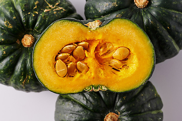 포토 JPG 스튜디오촬영 식재료 호박 단면 실내 근접촬영 사람없음 여러개 신선 흰배경 유기농 단호박 국내포토 웰빙 뷰포인트 다수 백그라운드 채소 내부 흰색 파일형식