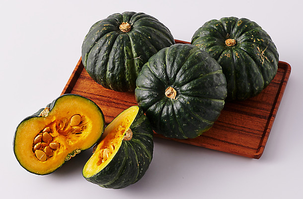 포토 JPG 스튜디오촬영 식재료 호박 단면 쟁반 실내 사람없음 여러개 신선 흰배경 유기농 단호박 나무도마 국내포토 웰빙 다수 백그라운드 채소 도마 내부 목재 흰색 파일형식