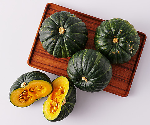 포토 JPG 스튜디오촬영 식재료 호박 단면 쟁반 실내 사람없음 하이앵글 여러개 신선 흰배경 유기농 단호박 나무도마 국내포토 웰빙 뷰포인트 다수 백그라운드 채소 도마 내부 목재 흰색 파일형식