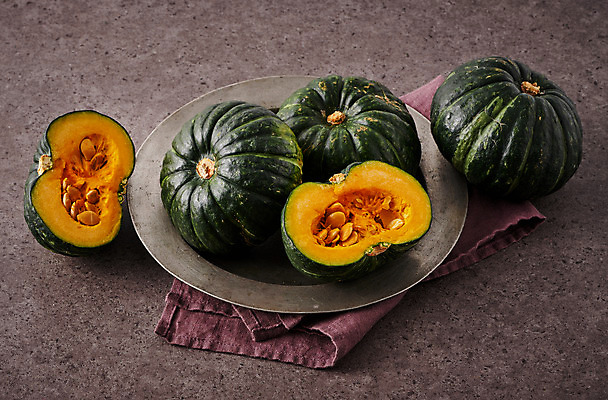 포토 JPG 스튜디오촬영 접시 식재료 호박 단면 쟁반 실내 사람없음 여러개 신선 유기농 단호박 국내포토 식기 웰빙 다수 채소 내부 파일형식