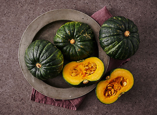 포토 JPG 스튜디오촬영 접시 식재료 호박 단면 쟁반 실내 사람없음 하이앵글 여러개 신선 유기농 단호박 국내포토 식기 웰빙 뷰포인트 다수 채소 내부 파일형식