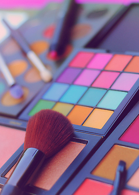 포토 JPG 해외이미지 실내 사람없음 아웃포커스 화장용품 아이섀도 메이크업브러쉬 섀도우팔레트 해외202009 해외포토 촬영기법 내부 화장품 붓 미용용품 파일형식