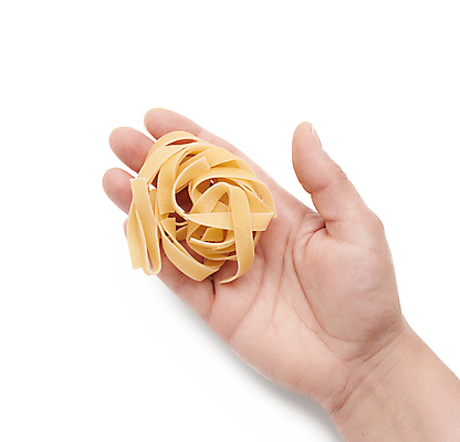 포토 JPG 해외이미지 손 파스타 실내 들기 사람없음 잡기 흰배경 마카로니 파스타면 페투치네 해외202009 해외포토 백그라운드 모션 서양음식 내부 신체부위 흰색 면류 파일형식