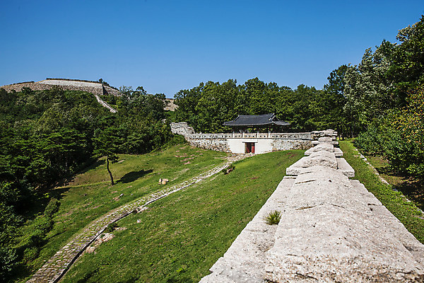 포토 JPG 주간 여행 산 한국 풍경 사람없음 야외 관광지 성 경상북도 성벽 국내여행 문경 성곽길 고모산성 국내포토 자연요소 건축물 아시아 길 경상도 산성 파일형식