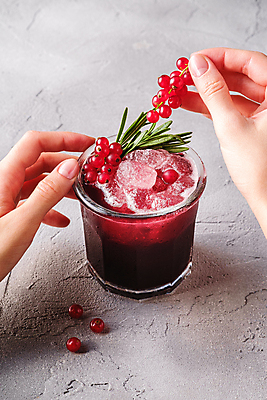 포토 JPG 해외이미지 손 백그라운드 신체부위 잡기 칵테일 시멘트 로즈메리 레드커런트 해외202009 해외포토 열매 모션 주류 사람 허브 파일형식