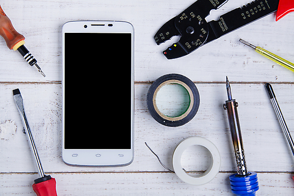 포토 JPG 해외이미지 직업 손 사람없음 스마트폰 디지털 장비 기구 공구 업무 뜨거움 작업실 기술자 엔지니어 수리 연결 철 서비스 순환 반도체 전자 철사 통조림 공학 유지 반항 하드웨어 정확 해외202009 해외포토 교육 컨셉 모션 신체부위 핸드폰 스마트기기 컴퓨터 도구 작업 파일형식