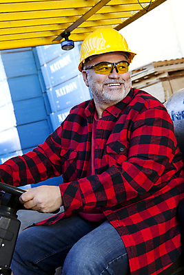 포토 JPG 해외이미지 주간 남자 중년 한명 상반신 야외 옆모습 화물 잡기 업무 짐차 물류창고 중년남자한명만 안경낌 해외202009 해외포토 자연요소 1 안경 뷰포인트 모션 자동차 사람 성인 운송업 작업 창고 남자한명만 중년남자만 파일형식