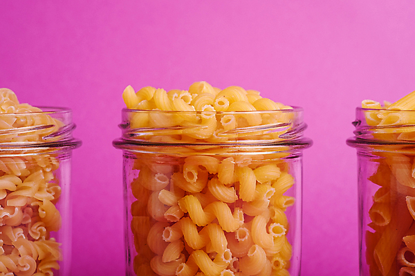 포토 JPG 해외이미지 유리병 파스타 실내 근접촬영 사람없음 담기 마카로니 파스타면 펜네 분홍색배경 푸질리 해외202009 해외포토 뷰포인트 분홍색 백그라운드 식재료 모션 병_용기 서양음식 내부 면류 파일형식
