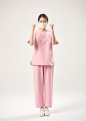 포토 JPG 스튜디오촬영 전신 여자 응원 회색배경 실내 마스크 한명 서기 20대 앞모습 파이팅 한국인 간호사 의료진 바이러스 사회이슈 성인여자한명만 코로나바이러스 델타변이바이러스 국내포토 직업 1 뷰포인트 백그라운드 컨셉 의학 모션 사람 동양인 청년 내부 회색 여자한명만 성인여자만 파일형식