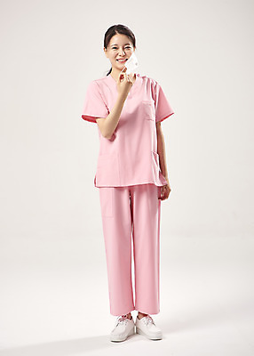 포토 JPG 스튜디오촬영 전신 여자 회색배경 실내 마스크 한명 서기 미소 20대 앞모습 한국인 간호사 의료진 바이러스 사회이슈 성인여자한명만 코로나바이러스 노마스크 델타변이바이러스 국내포토 직업 1 뷰포인트 백그라운드 컨셉 의학 모션 표정 사람 동양인 청년 내부 회색 여자한명만 성인여자만 파일형식