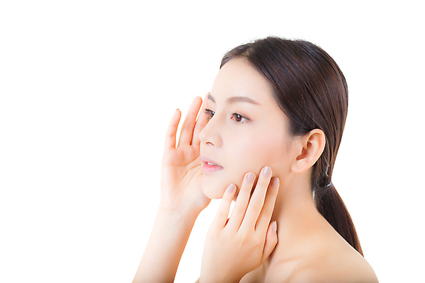 포토 JPG 해외이미지 응시 여자 한명 사람 동양인 상반신 성인 옆모습 뷰티 터치 피부 피부관리 흰배경 성인여자한명만 해외202009 해외포토 1 시선 뷰포인트 백그라운드 인종 신체부위 흰색 여자한명만 성인여자만 파일형식