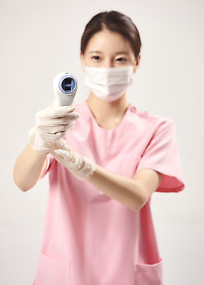 포토 JPG 스튜디오촬영 여자 회색배경 실내 마스크 한명 서기 들기 상반신 20대 앞모습 아웃포커스 한국인 간호사 의료진 바이러스 온도계 체온계 사회이슈 성인여자한명만 코로나바이러스 비접촉체온계 델타변이바이러스 국내포토 직업 1 뷰포인트 백그라운드 컨셉 의학 모션 촬영기법 사람 동양인 청년 내부 회색 여자한명만 성인여자만 파일형식