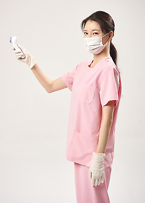 포토 JPG 스튜디오촬영 여자 회색배경 실내 마스크 한명 서기 들기 상반신 20대 옆모습 한국인 간호사 의료진 바이러스 온도계 체온계 사회이슈 성인여자한명만 코로나바이러스 비접촉체온계 델타변이바이러스 국내포토 직업 1 뷰포인트 백그라운드 컨셉 의학 모션 사람 동양인 청년 내부 회색 여자한명만 성인여자만 파일형식