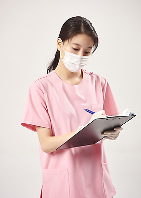 포토 JPG 스튜디오촬영 여자 회색배경 실내 마스크 한명 서기 상반신 20대 앞모습 한국인 간호사 의료진 기록 바이러스 사회이슈 서류판 성인여자한명만 코로나바이러스 델타변이바이러스 국내포토 직업 1 뷰포인트 백그라운드 컨셉 의학 모션 사람 동양인 청년 내부 사무용품 회색 여자한명만 성인여자만 파일형식