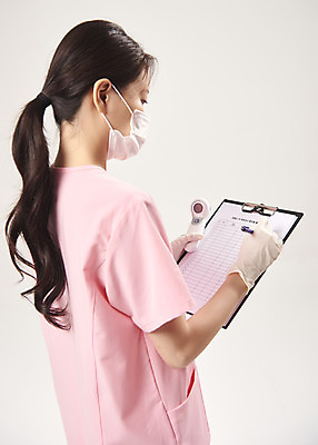 포토 JPG 스튜디오촬영 여자 회색배경 실내 마스크 한명 서기 상반신 20대 옆모습 한국인 간호사 의료진 기록 바이러스 사회이슈 서류판 성인여자한명만 코로나바이러스 델타변이바이러스 국내포토 직업 1 뷰포인트 백그라운드 컨셉 의학 모션 사람 동양인 청년 내부 사무용품 회색 여자한명만 성인여자만 파일형식