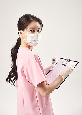 포토 JPG 스튜디오촬영 여자 회색배경 실내 마스크 한명 서기 상반신 20대 옆모습 한국인 간호사 의료진 기록 바이러스 사회이슈 서류판 성인여자한명만 코로나바이러스 델타변이바이러스 국내포토 직업 1 뷰포인트 백그라운드 컨셉 의학 모션 사람 동양인 청년 내부 사무용품 회색 여자한명만 성인여자만 파일형식