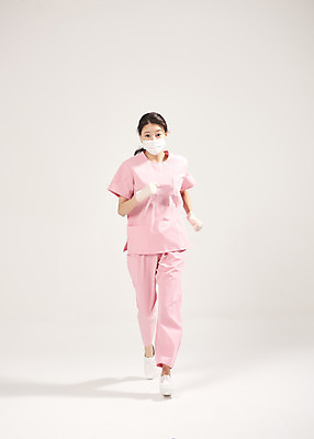 포토 JPG 스튜디오촬영 전신 여자 회색배경 실내 마스크 한명 20대 앞모습 달리기 한국인 간호사 의료진 긴급 바이러스 사회이슈 성인여자한명만 코로나바이러스 델타변이바이러스 국내포토 직업 1 뷰포인트 백그라운드 컨셉 의학 모션 사람 동양인 청년 내부 회색 여자한명만 성인여자만 파일형식