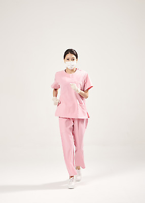 포토 JPG 스튜디오촬영 전신 여자 회색배경 실내 마스크 한명 20대 앞모습 달리기 한국인 간호사 의료진 긴급 바이러스 사회이슈 성인여자한명만 코로나바이러스 델타변이바이러스 국내포토 직업 1 뷰포인트 백그라운드 컨셉 의학 모션 사람 동양인 청년 내부 회색 여자한명만 성인여자만 파일형식