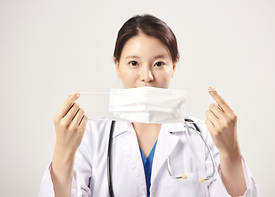 포토 JPG 스튜디오촬영 여자 청진기 회색배경 실내 마스크 한명 서기 상반신 20대 앞모습 한국인 의료진 의사 바이러스 사회이슈 성인여자한명만 코로나바이러스 델타변이바이러스 국내포토 직업 1 뷰포인트 백그라운드 컨셉 의학 의료기기 모션 사람 동양인 청년 내부 회색 여자한명만 성인여자만 파일형식