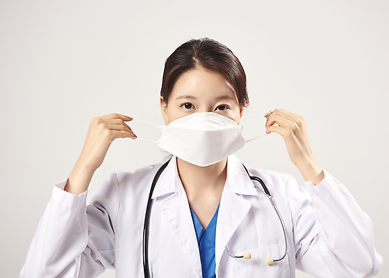 포토 JPG 스튜디오촬영 여자 청진기 회색배경 실내 마스크 한명 서기 상반신 20대 앞모습 한국인 의료진 의사 바이러스 사회이슈 마스크착용 성인여자한명만 코로나바이러스 델타변이바이러스 국내포토 직업 1 뷰포인트 백그라운드 컨셉 의학 의료기기 모션 사람 동양인 청년 내부 회색 여자한명만 성인여자만 파일형식