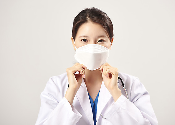 포토 JPG 스튜디오촬영 여자 청진기 회색배경 실내 마스크 한명 서기 상반신 20대 앞모습 한국인 의료진 의사 바이러스 사회이슈 성인여자한명만 코로나바이러스 델타변이바이러스 국내포토 직업 1 뷰포인트 백그라운드 컨셉 의학 의료기기 모션 사람 동양인 청년 내부 회색 여자한명만 성인여자만 파일형식