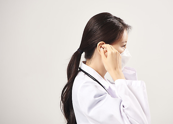 포토 JPG 스튜디오촬영 여자 청진기 회색배경 실내 마스크 한명 서기 상반신 20대 옆모습 한국인 의료진 의사 바이러스 사회이슈 마스크착용 성인여자한명만 코로나바이러스 델타변이바이러스 국내포토 직업 1 뷰포인트 백그라운드 컨셉 의학 의료기기 모션 사람 동양인 청년 내부 회색 여자한명만 성인여자만 파일형식