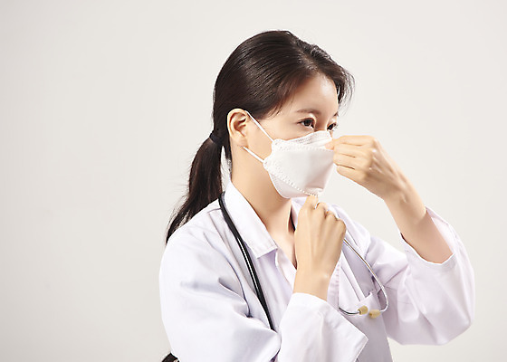 포토 JPG 스튜디오촬영 여자 청진기 회색배경 실내 마스크 한명 서기 상반신 20대 옆모습 한국인 의료진 의사 바이러스 사회이슈 마스크착용 성인여자한명만 코로나바이러스 델타변이바이러스 국내포토 직업 1 뷰포인트 백그라운드 컨셉 의학 의료기기 모션 사람 동양인 청년 내부 회색 여자한명만 성인여자만 파일형식